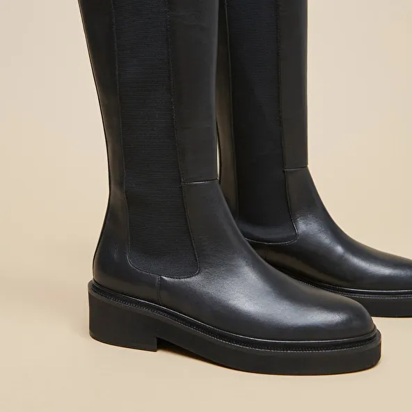 Boots with elastics in black leather