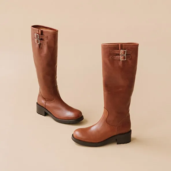 Boots with notched soles in cognac greased leather