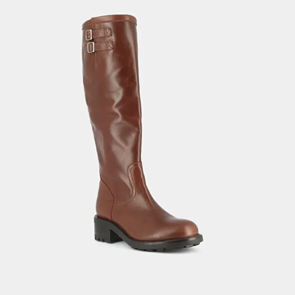 Boots with notched soles in cognac greased leather