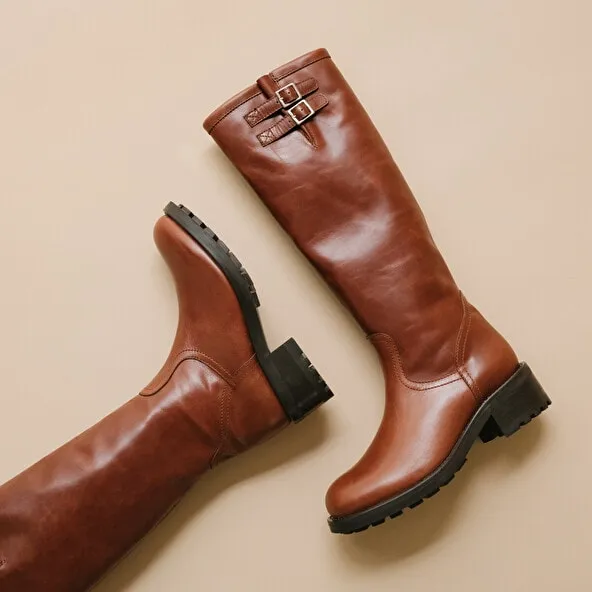 Boots with notched soles in cognac greased leather