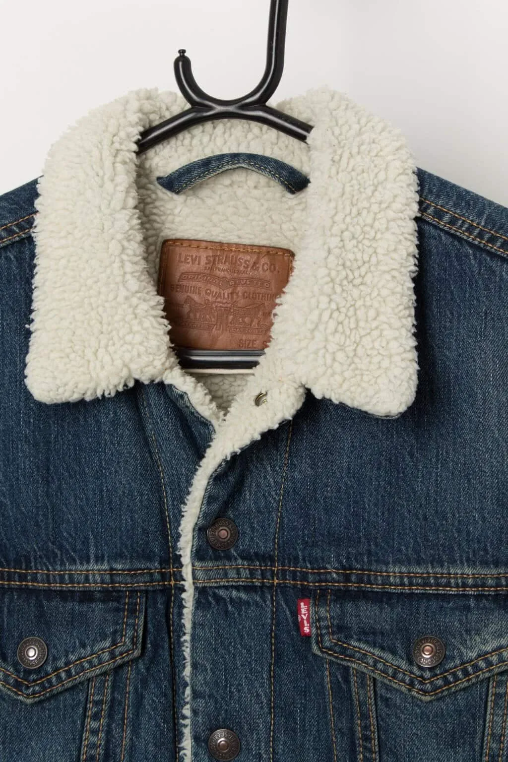 Men’s Levis premium denim sherpa trucker jacket in blue, white collar – Small