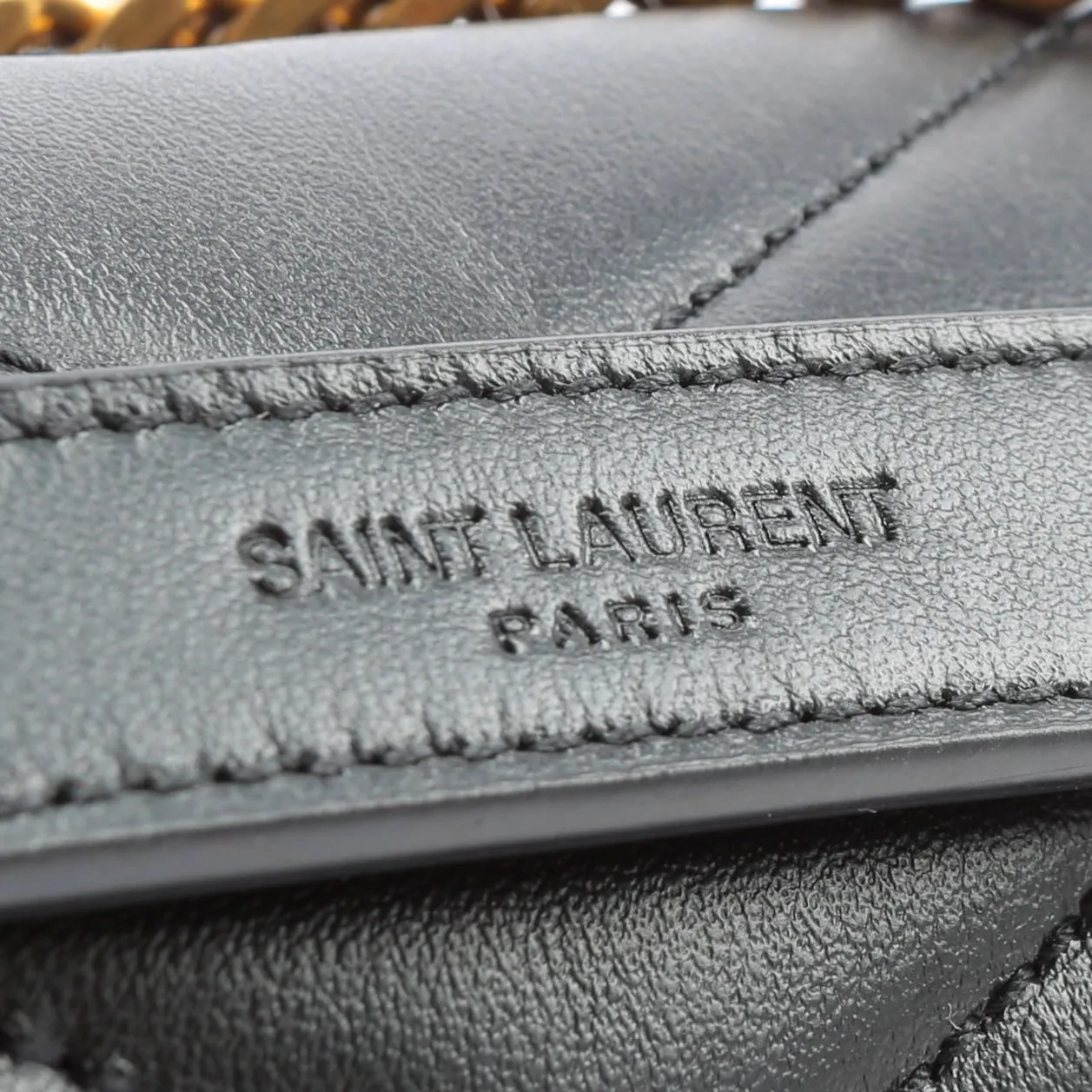 SAINT LAURENT Small LouLou Bag- Black