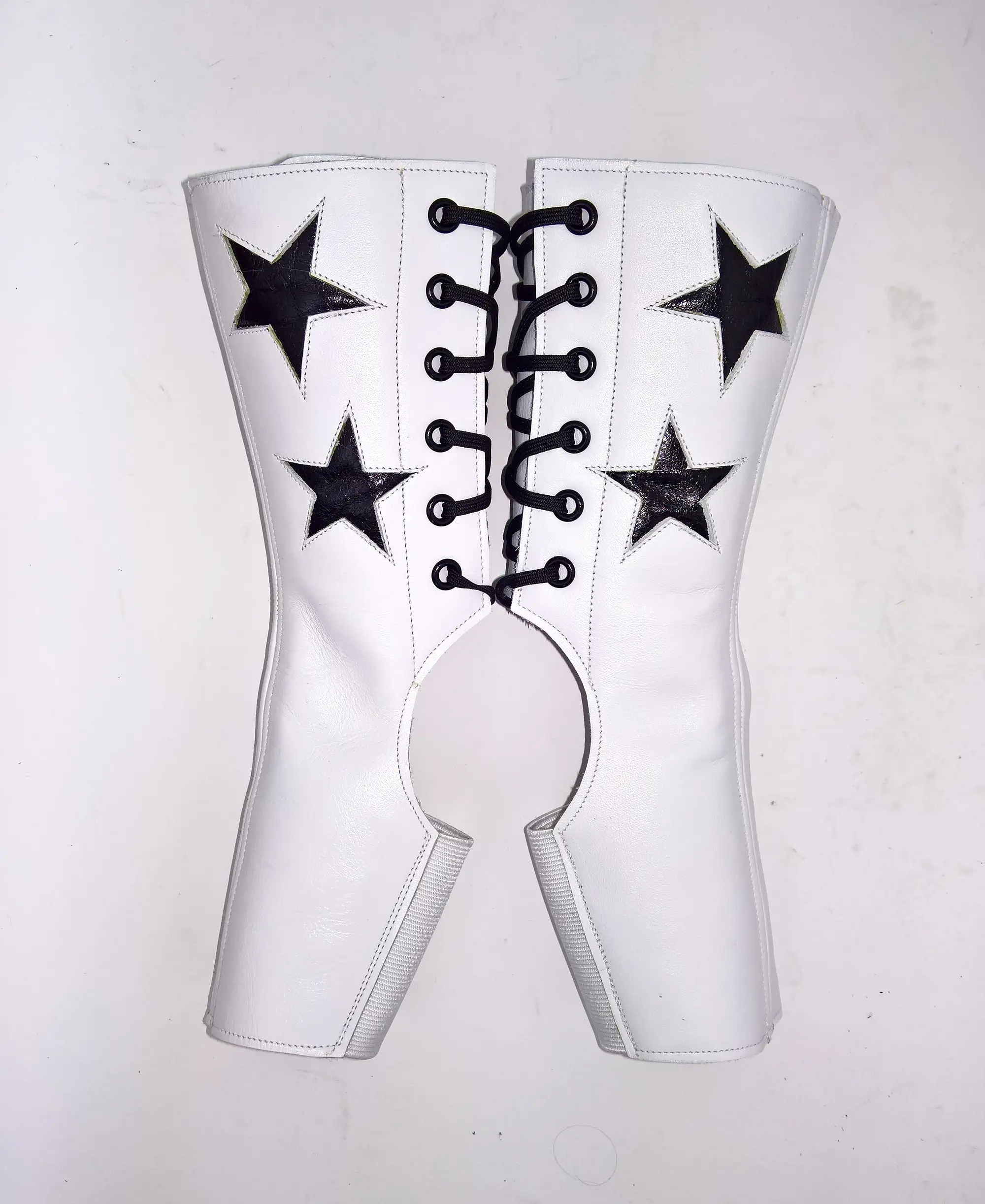 SHORT Stardust Aerial boots in WHITE w/ Black Stars