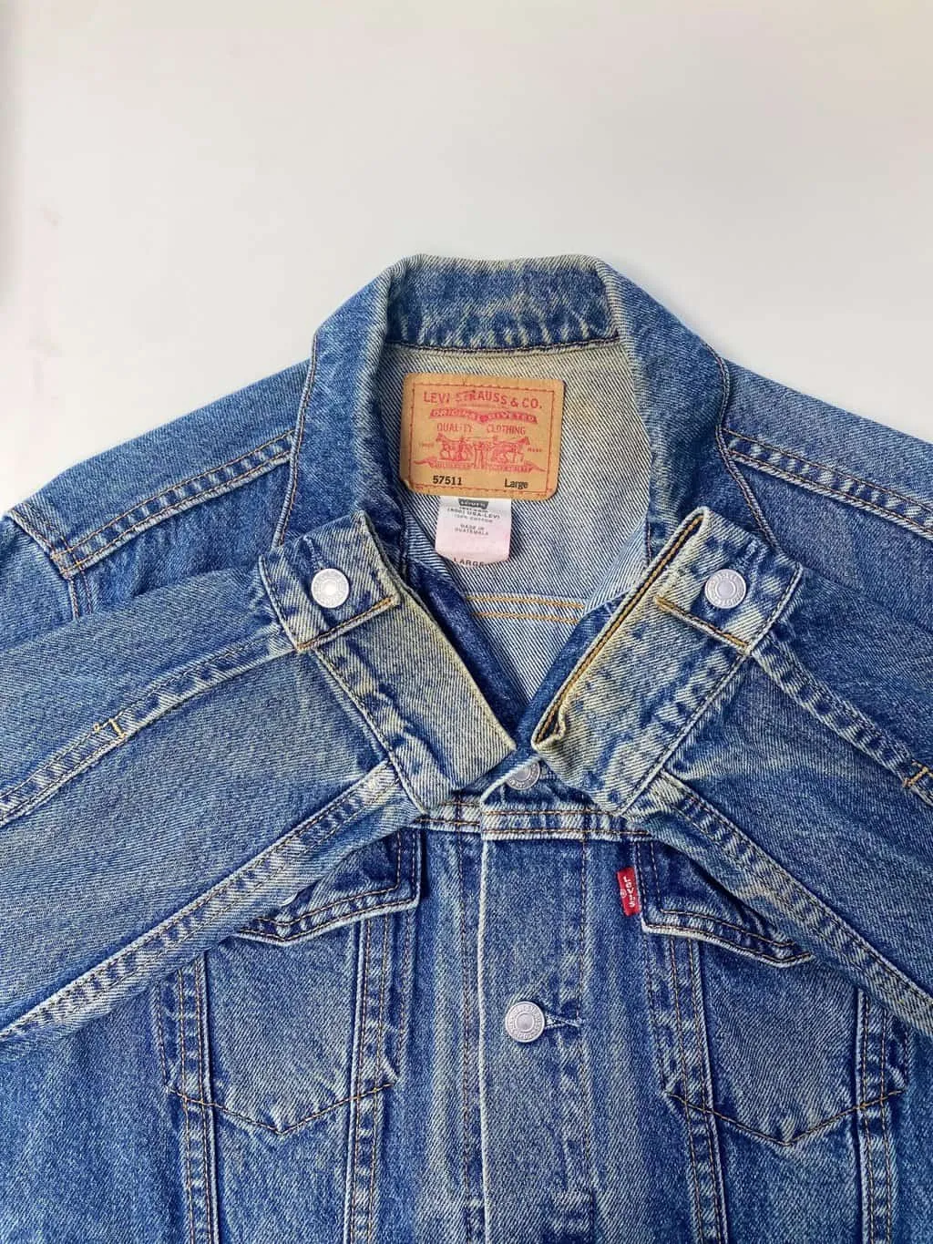 Vintage Levis denim trucker jacket in mid blue – Small / Medium