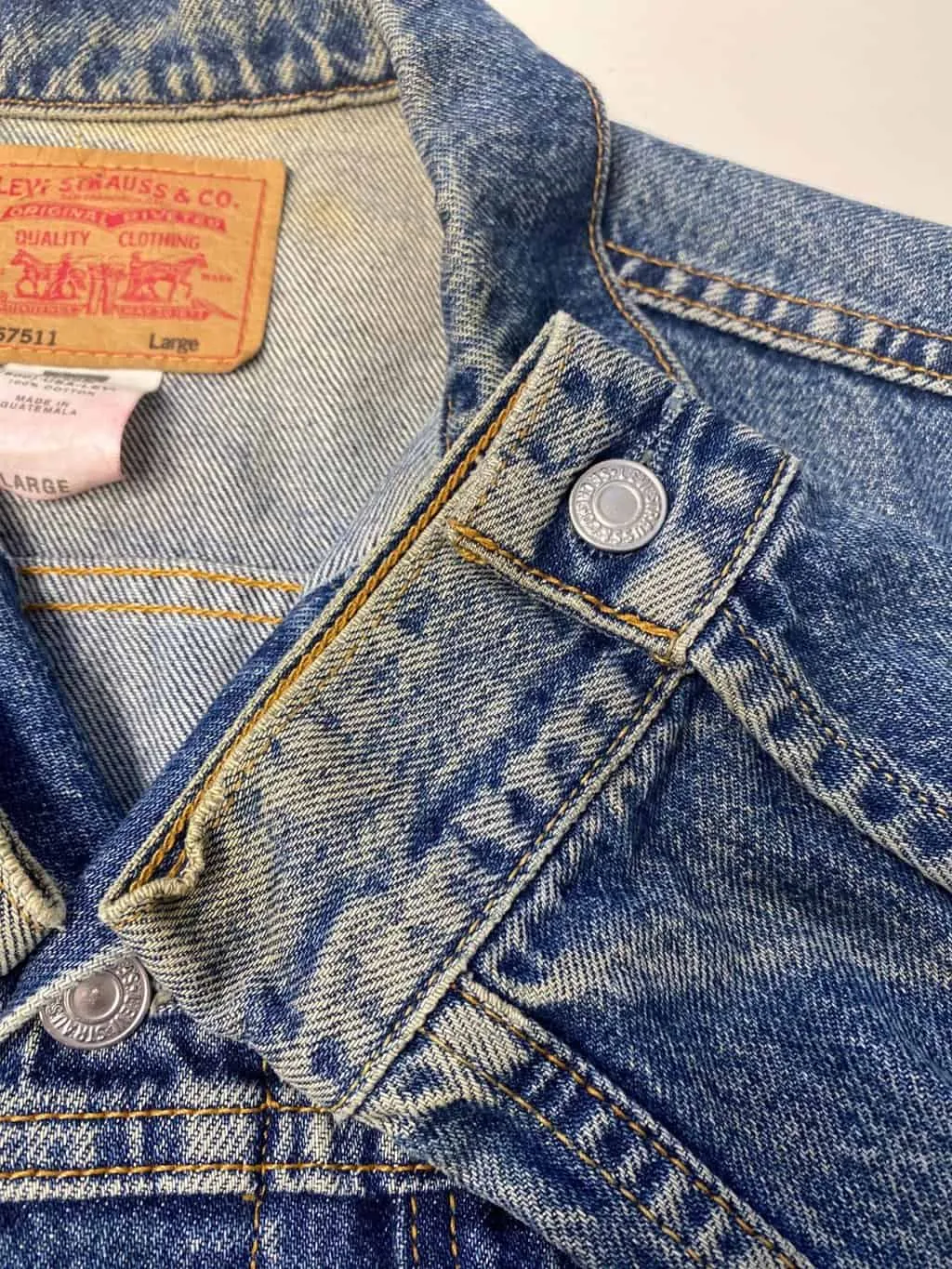 Vintage Levis denim trucker jacket in mid blue – Small / Medium