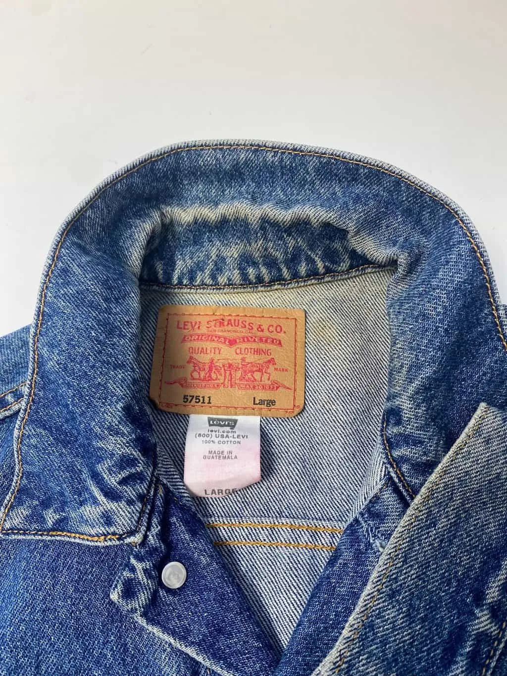 Vintage Levis denim trucker jacket in mid blue – Small / Medium